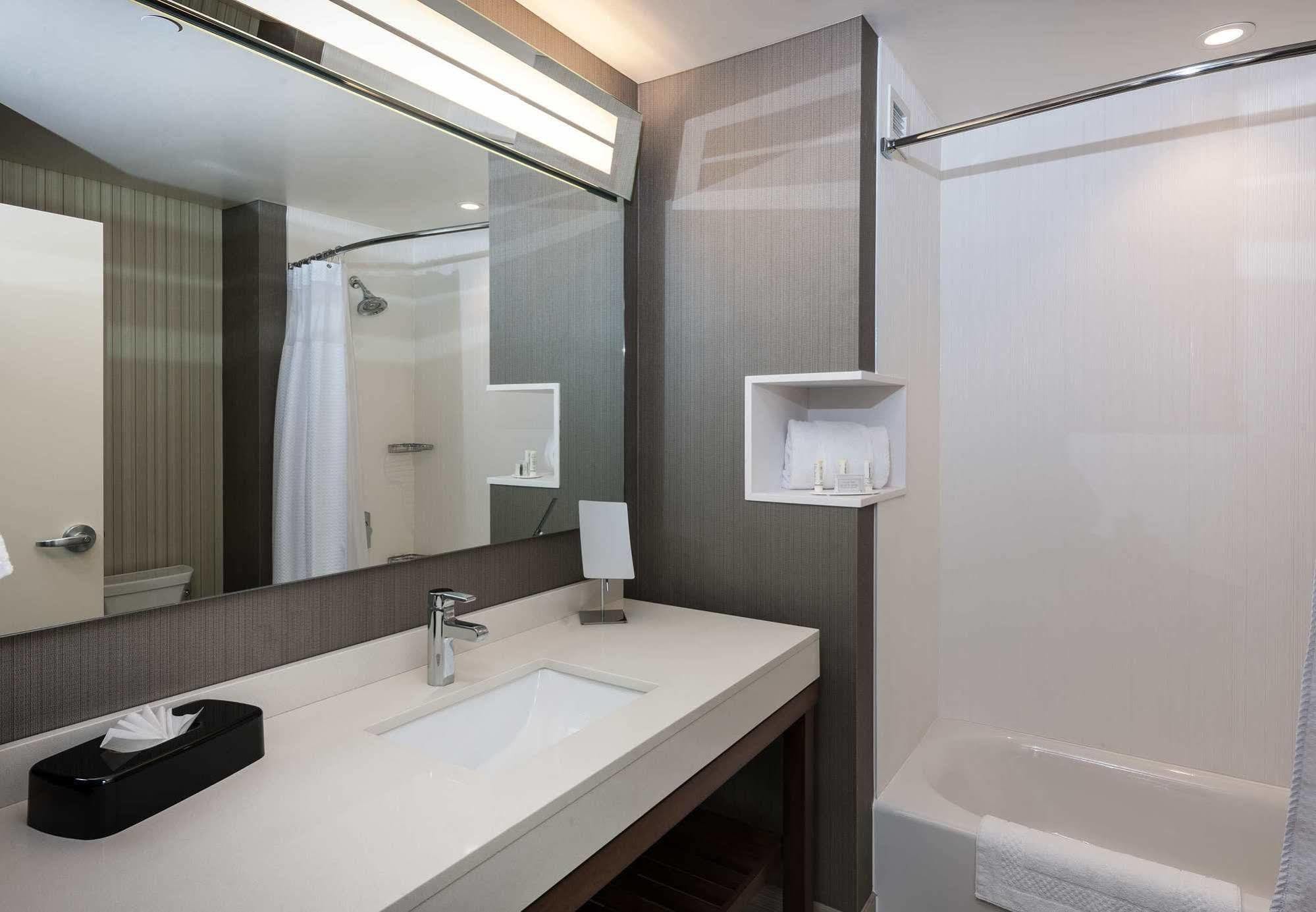 Courtyard By Marriott Boston Littleton Hotel Eksteriør billede